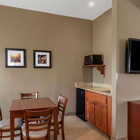 Comfort Inn Warrensburg Station Bagian luar foto