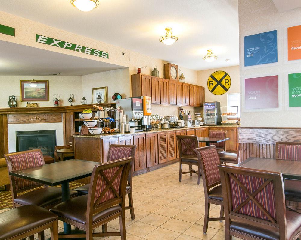 Comfort Inn Warrensburg Station Bagian luar foto