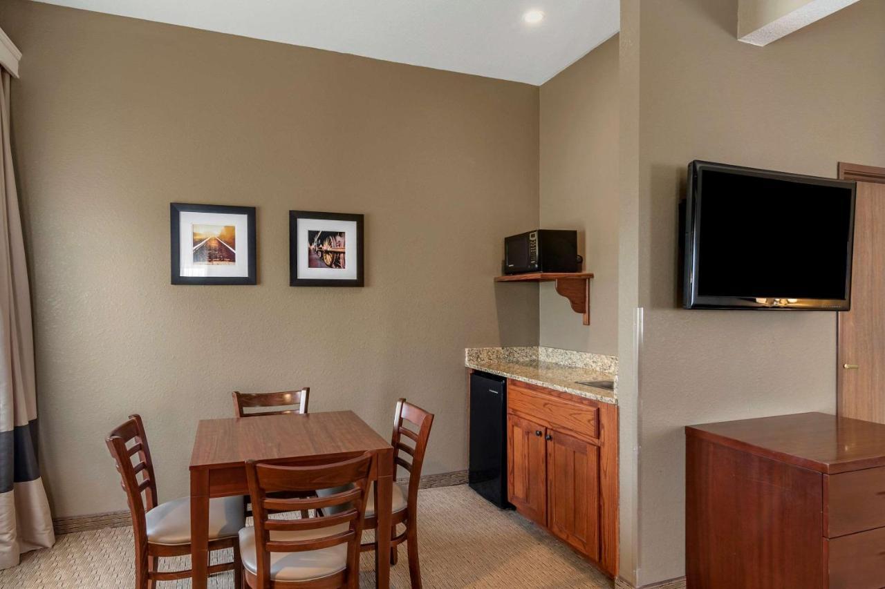 Comfort Inn Warrensburg Station Bagian luar foto