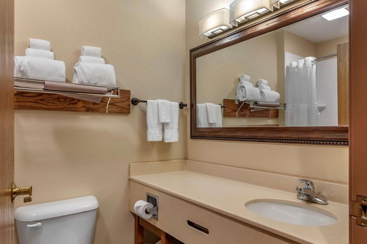 Comfort Inn Warrensburg Station Bagian luar foto