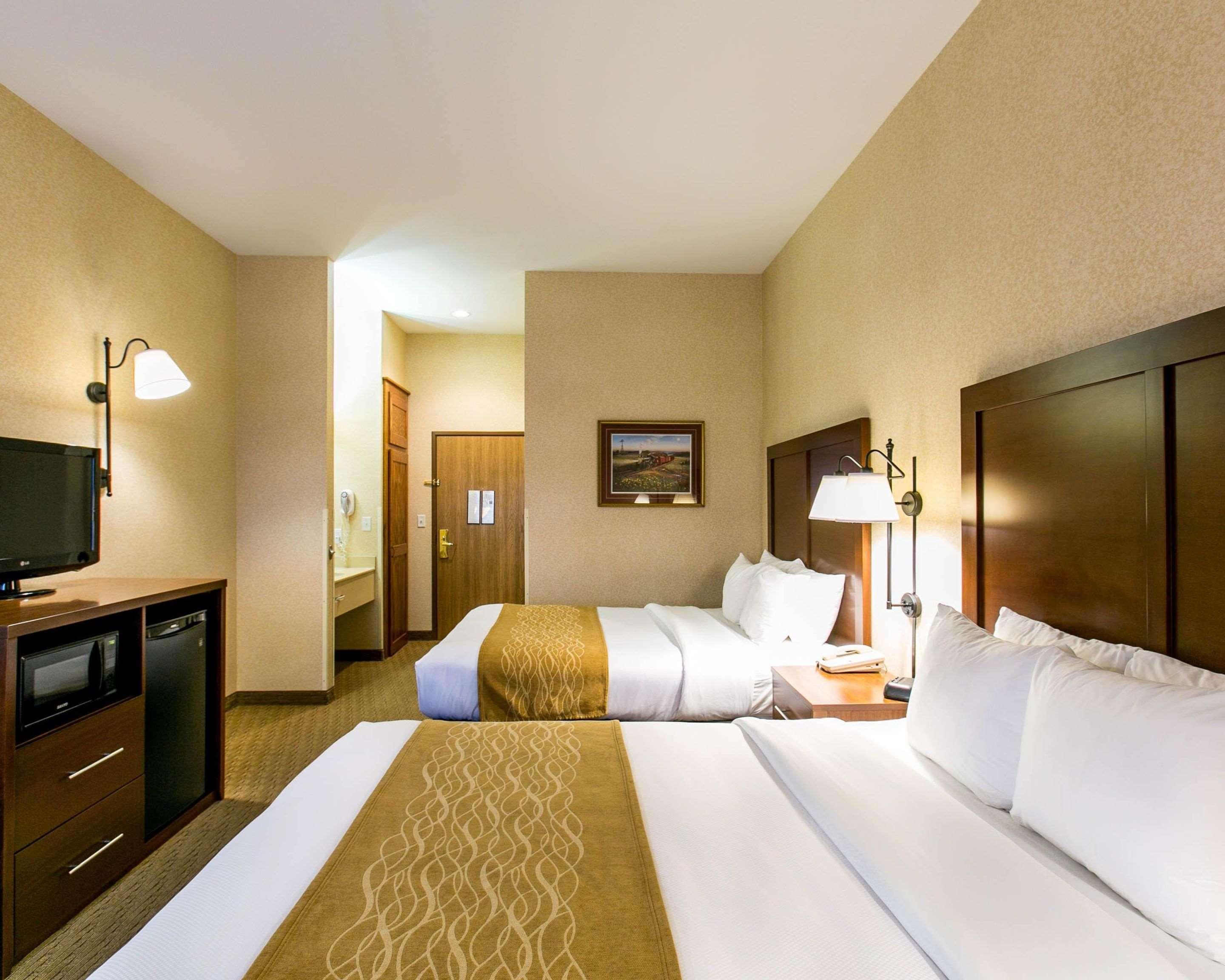 Comfort Inn Warrensburg Station Bagian luar foto
