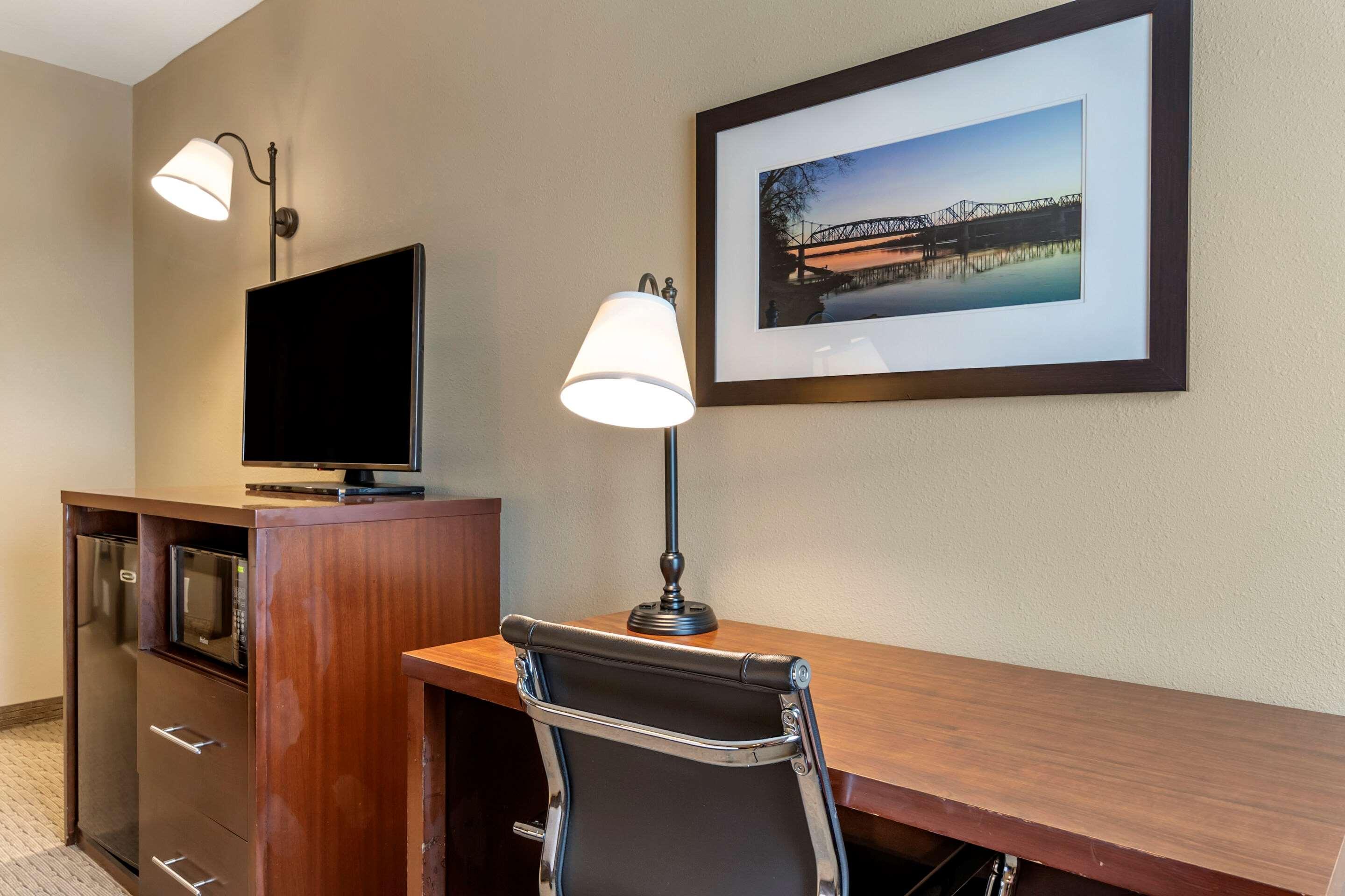 Comfort Inn Warrensburg Station Bagian luar foto