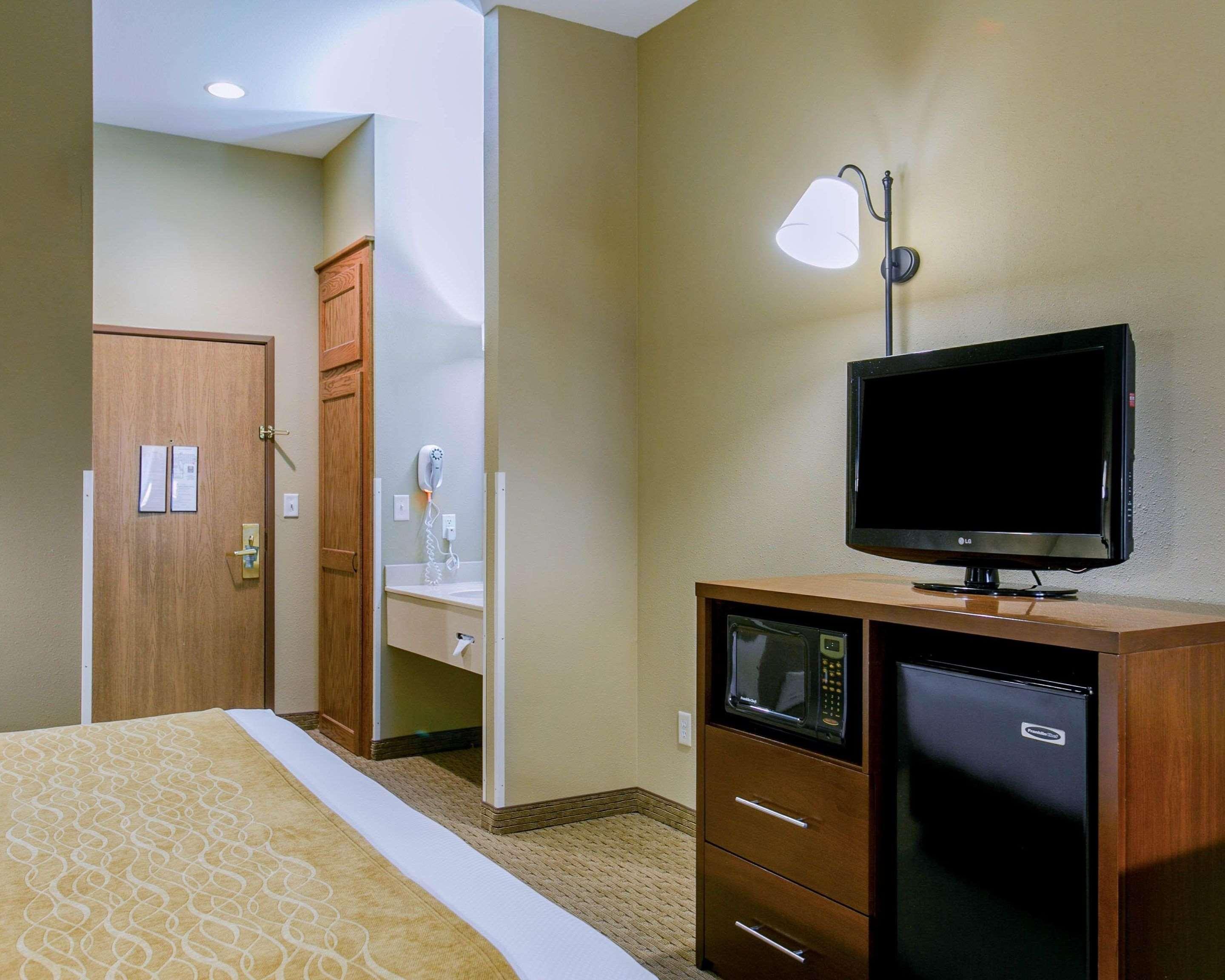 Comfort Inn Warrensburg Station Bagian luar foto