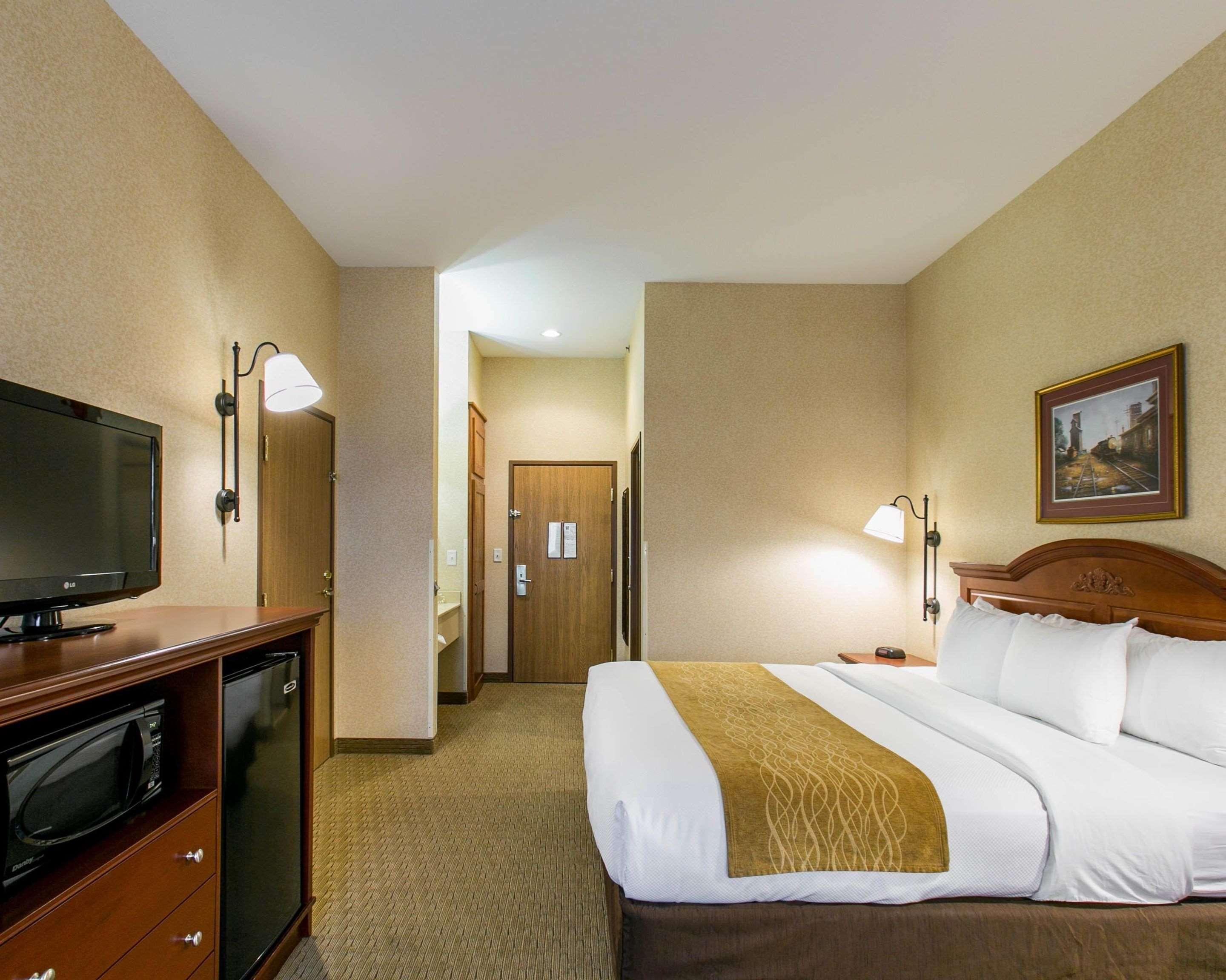Comfort Inn Warrensburg Station Bagian luar foto