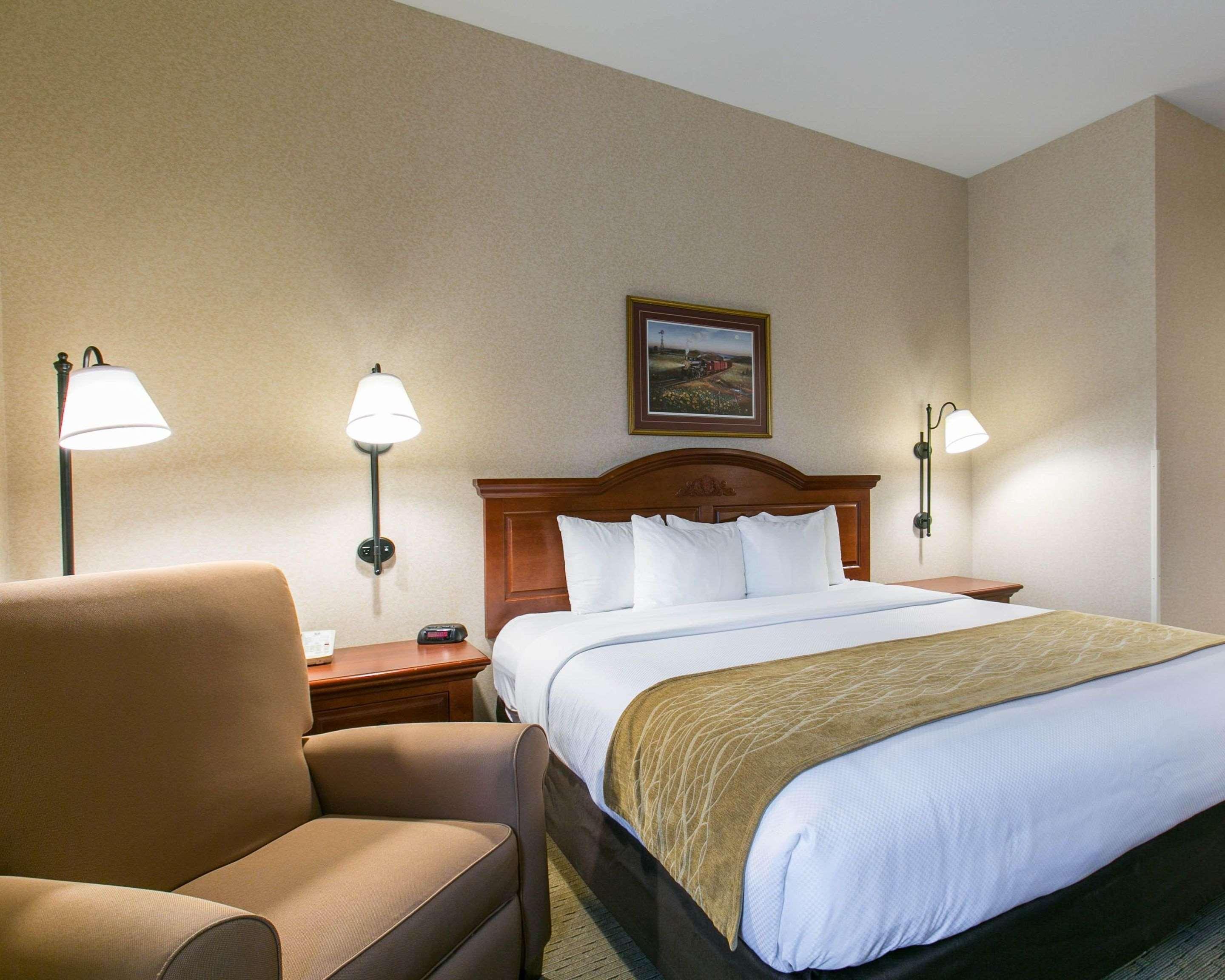 Comfort Inn Warrensburg Station Bagian luar foto