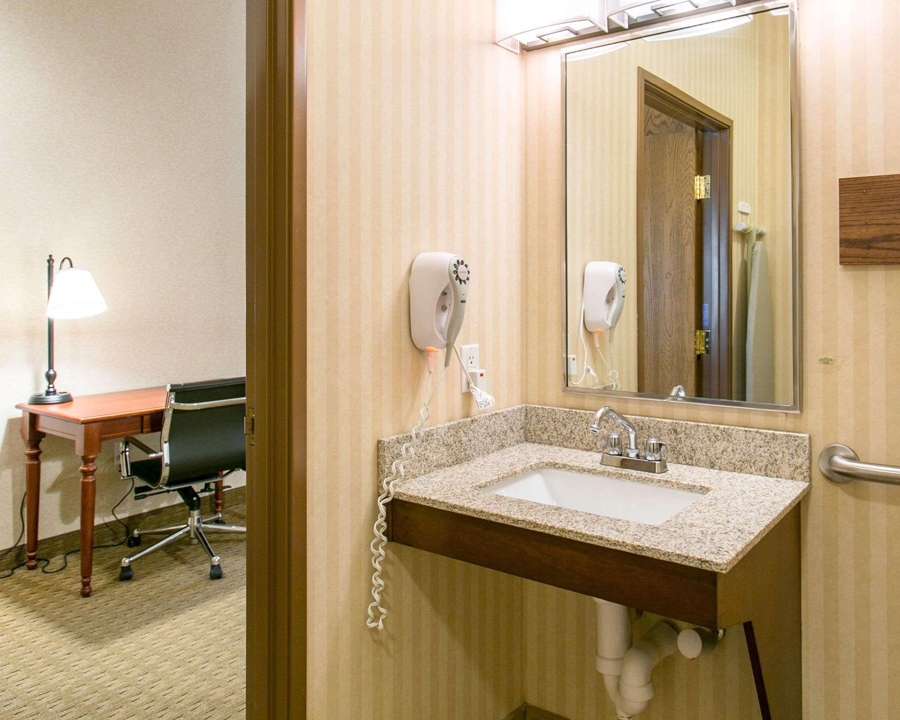 Comfort Inn Warrensburg Station Bagian luar foto
