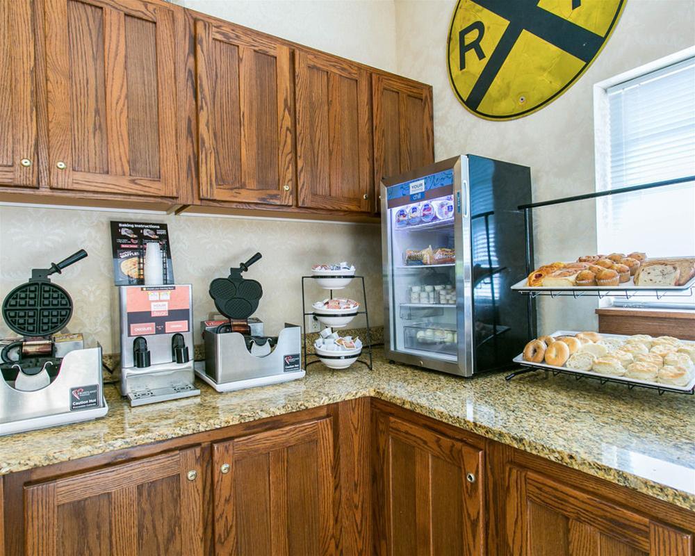 Comfort Inn Warrensburg Station Bagian luar foto