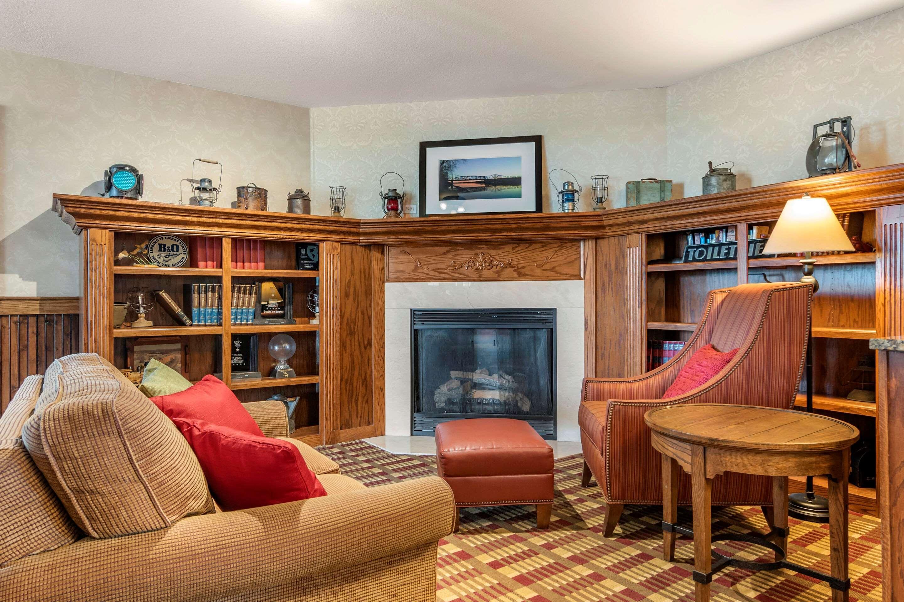 Comfort Inn Warrensburg Station Bagian luar foto