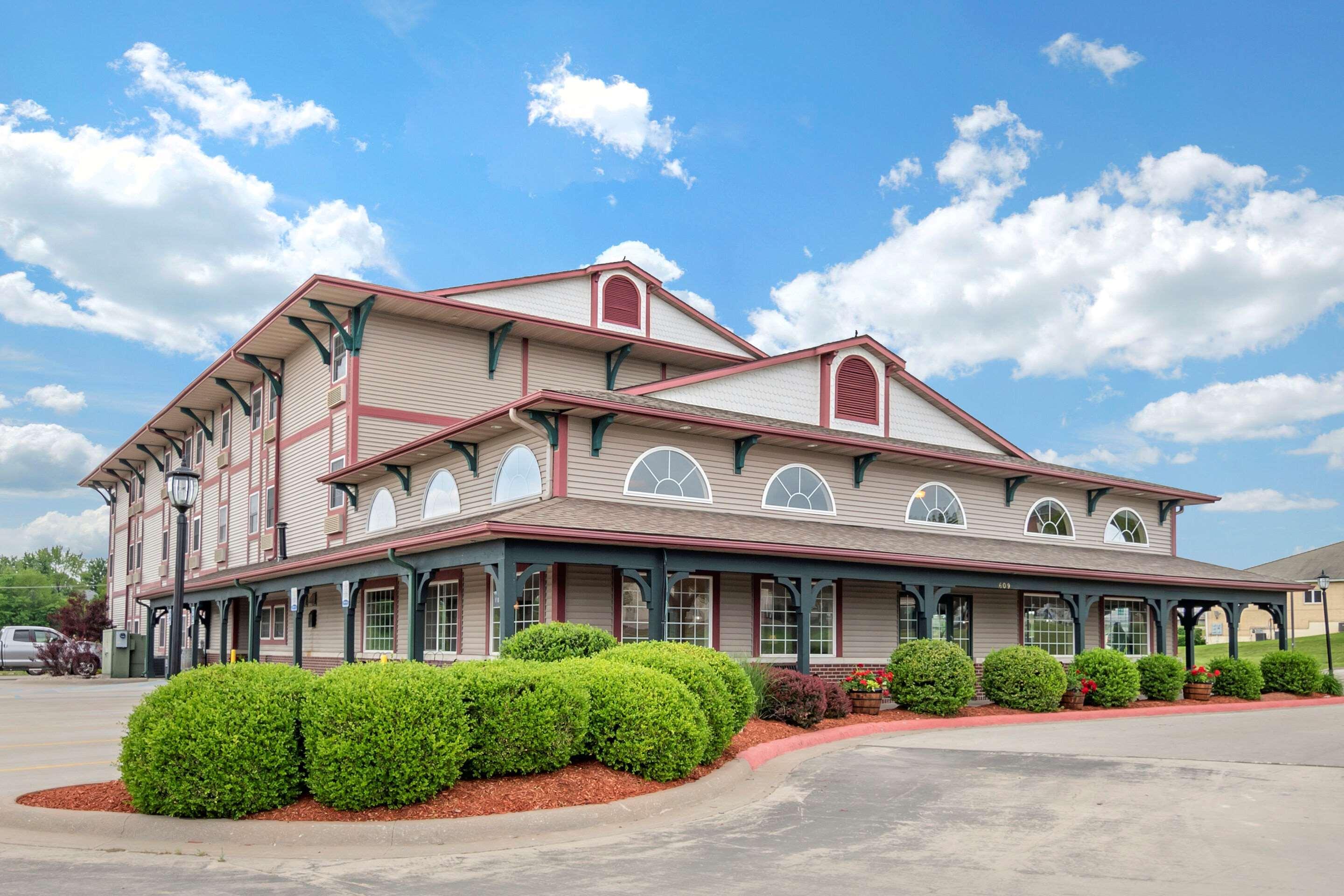 Comfort Inn Warrensburg Station Bagian luar foto