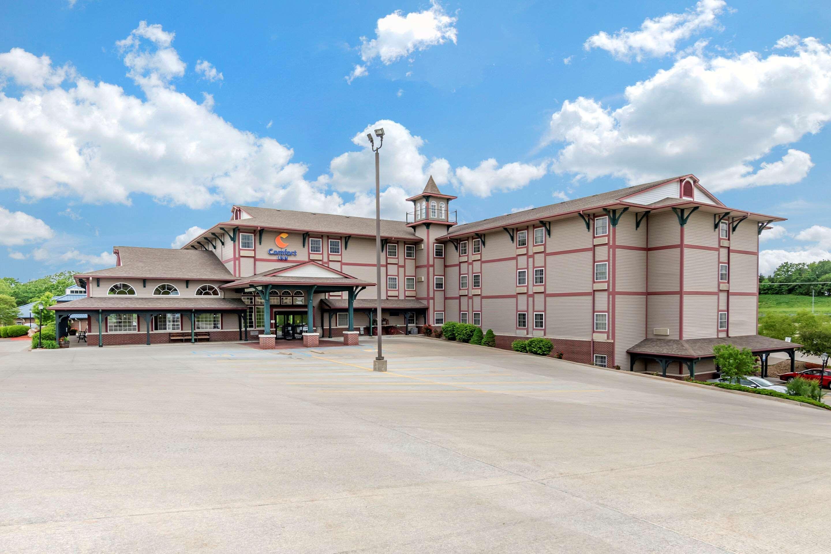 Comfort Inn Warrensburg Station Bagian luar foto