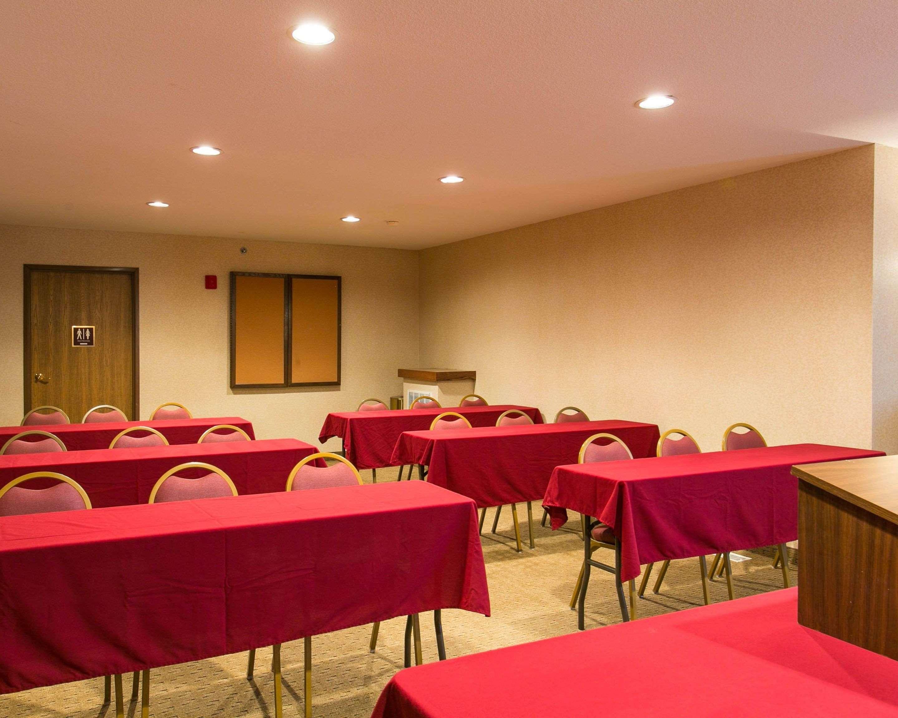 Comfort Inn Warrensburg Station Bagian luar foto