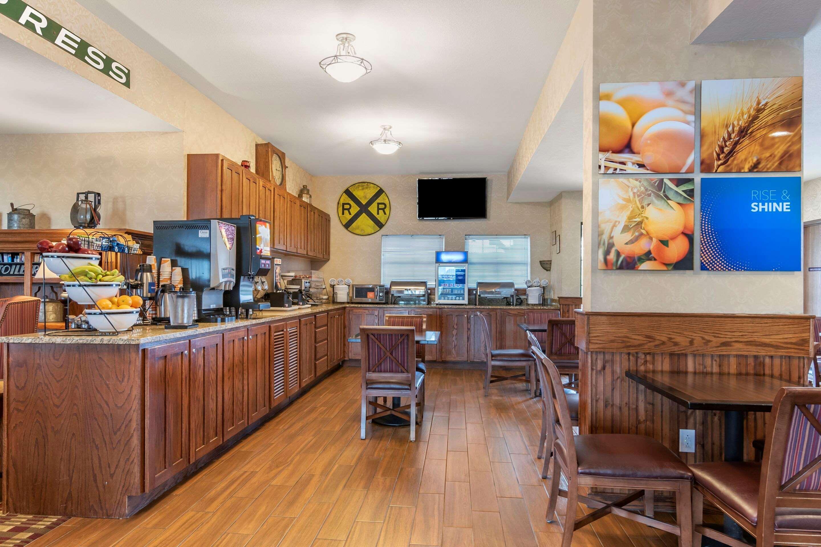 Comfort Inn Warrensburg Station Bagian luar foto
