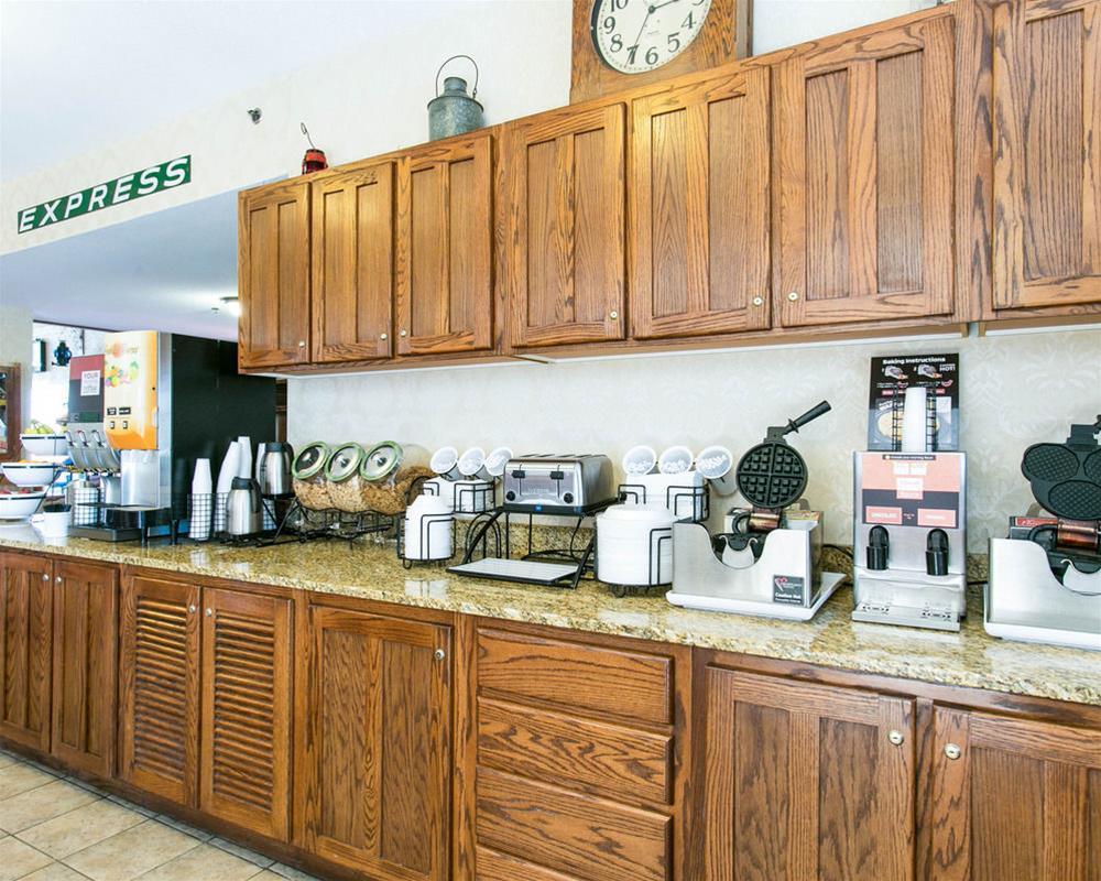 Comfort Inn Warrensburg Station Bagian luar foto