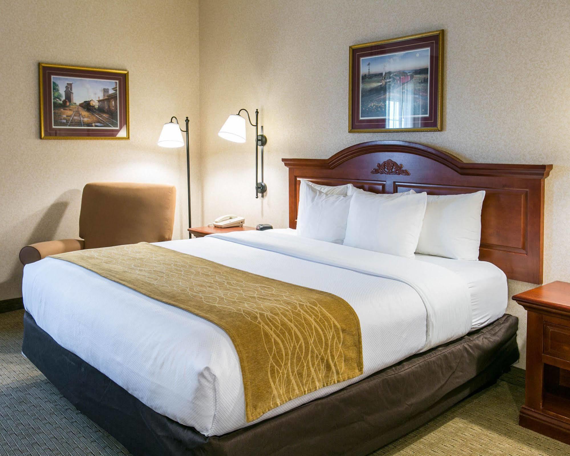 Comfort Inn Warrensburg Station Bagian luar foto